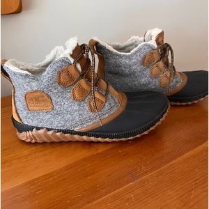 Sorel womens Out and About gray and tan boot.